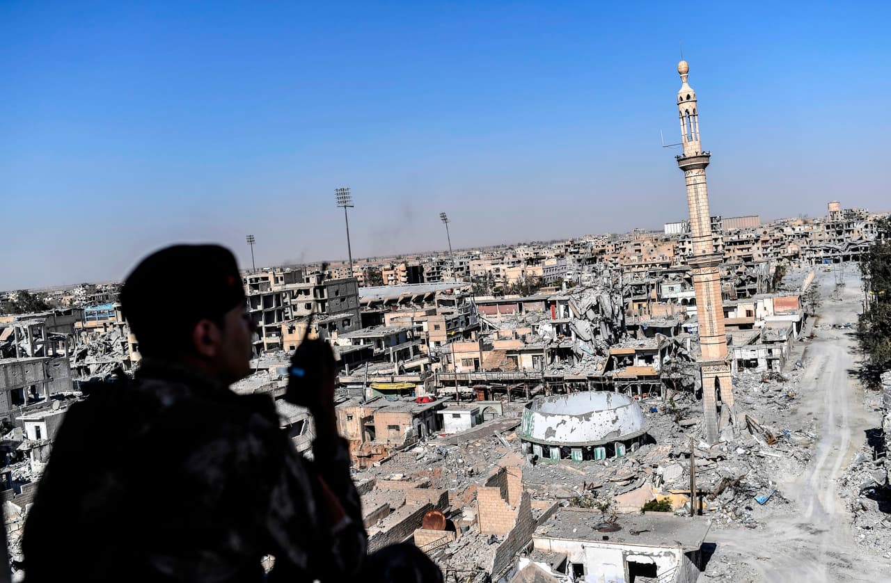 El estadio de Raqqa (a la izquierda en la fotografía) fue el último bastión del grupo Estado Islámico en Raqqa. Los edificios residenciales, calles y mezquitas a su alrededor fueron reducidas a pilas de escombros.
