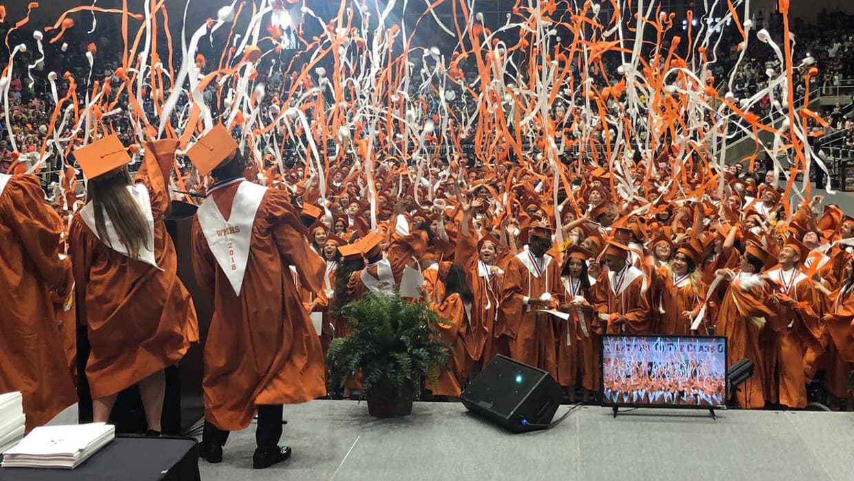 Inthalangsy se graduó este sábado. "Como alguien que también perdió a su madre, el verano antes de mi último año debido al cáncer realmente simpatizo con tus sentimientos y tu dolor. (...) Esto es desgarrador pero amargamente dulce", 
<a href="https://www.facebook.com/Fox4DFW/posts/10155388898252093?comment_id=10155389015537093&comment_tracking=%7B%22tn%22%3A%22R9%22%7D">le escribió</a> Lindsay Coats Garcia.