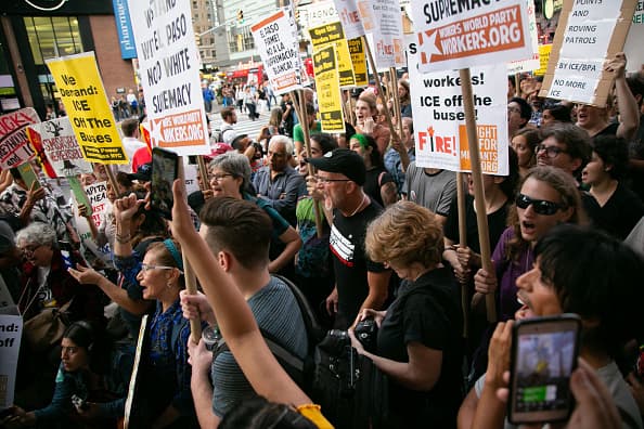 Entre las organizaciones que convocaron la protesta están 
<a href="https://www.facebook.com/DFWForce4ImmigrantRightsandEmpowerment/" target="_blank">Fuerza por los Derechos y el Empoderamiento de los Inmigrantes (FIRE,</a> por sus siglas en inglés), 
<a href="http://peoplespowerassemblies.org/new-york-city-ppa/" target="_blank">La Asamblea del Poder del Pueblo en Nueva York </a> y el 
<a href="http://laundryworkerscenter.org/" target="_blank">Sindicato de Trabajadores de Lavanderías</a>.