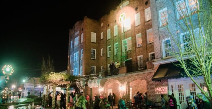 <b><a href="https://www.visitdublinga.org/events/new-years-eve-shamrock-drop/" target="_blank">Dublin</a></b>. Todo el mundo es un poco irlandés en Dublín, Georgia, donde celebran el Año Nuevo con la caída del trébol de la suerte. La diversión comienza mucho antes de la medianoche con la fiesta callejera más grande de Dublín con baile, música en vivo, vendedores, comida y delicias culinarias.