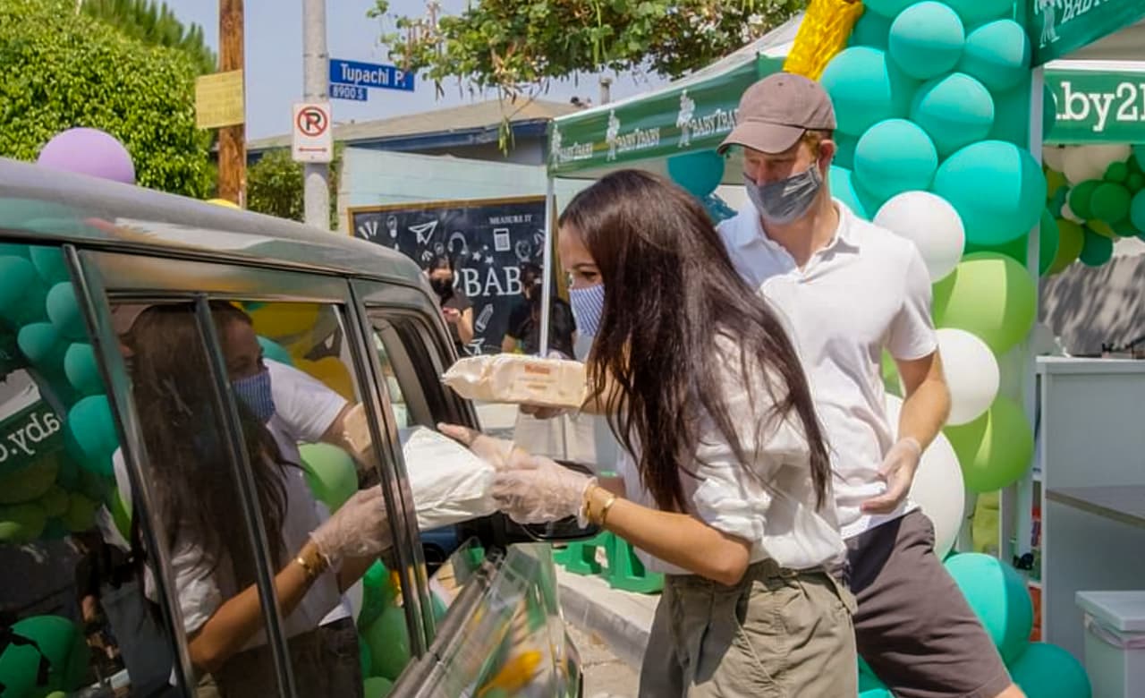 Más tarde en agosto, asistieron como voluntarios a un evento donde entregaron ropa y útiles escolares a las familias para el regreso a clases.
<br>