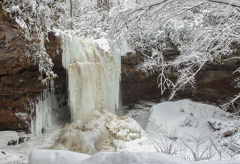 <b>INVIERNO</b>: 
<b><a href="https://www.univision.com/local/philadelphia-wuvp/cascadas-pensilvania-visitar-invierno-2022-univision-fotos">Cucumber Falls en el Ohiopyle State Park</a></b> ofrece una gran escapada para un frío día de invierno. Realiza una caminata de 100 yardas en Great Gorge Trail hasta Cucumber Falls de 30 pies de altura, una de las cascadas más fotografiadas de Pensilvania, para verla en todo su esplendor.