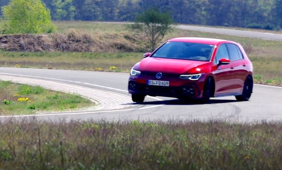 <u><b>Contenido relacionado</b></u>
<br>
<br>Con más de 45 años de historia y 2.3 millones de unidades fabricadas, el Volkswagen Golf GTI es todo un fenómeno e ícono a nivel mundial. Este compacto deportivo llega a su octava generación para superarse a sí mismo, gracias a las impresionantes novedades que recibe en dinámica de conducción.