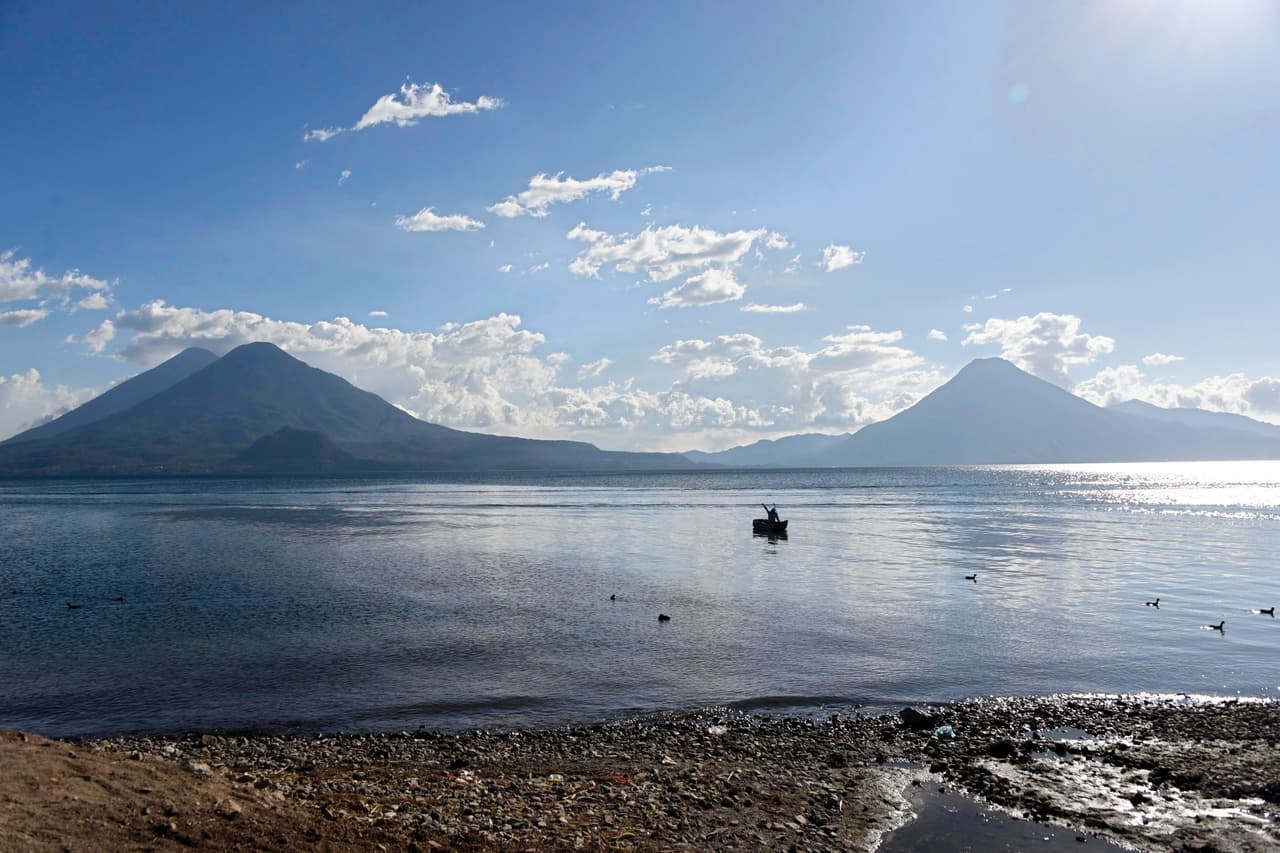 El lago Atitlán está rodeado de 12 pueblecitos que se llaman como los 12 apóstoles (Santiago de Atitlán, San Pedro La Laguna, San Juan, San Marcos...)