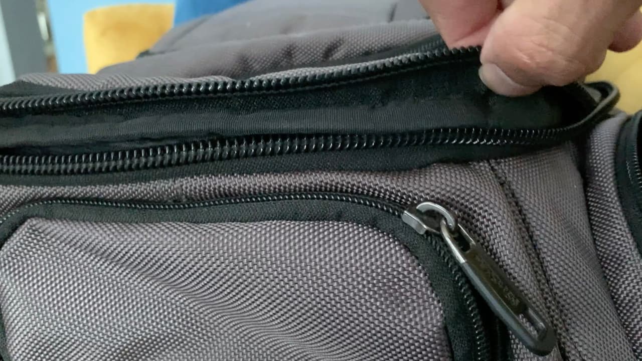 También debes de revisar en las pertenencias de tu hijo como dentro de las mochilas si tienes la sospecha de que lleven armas.