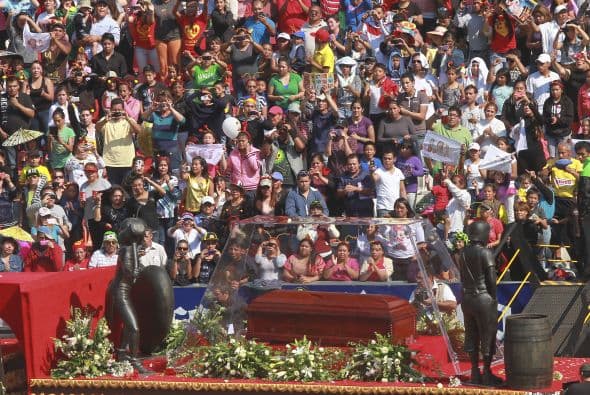 Miles de fanáticos de Chespirito se reunieron para darle un adiós.