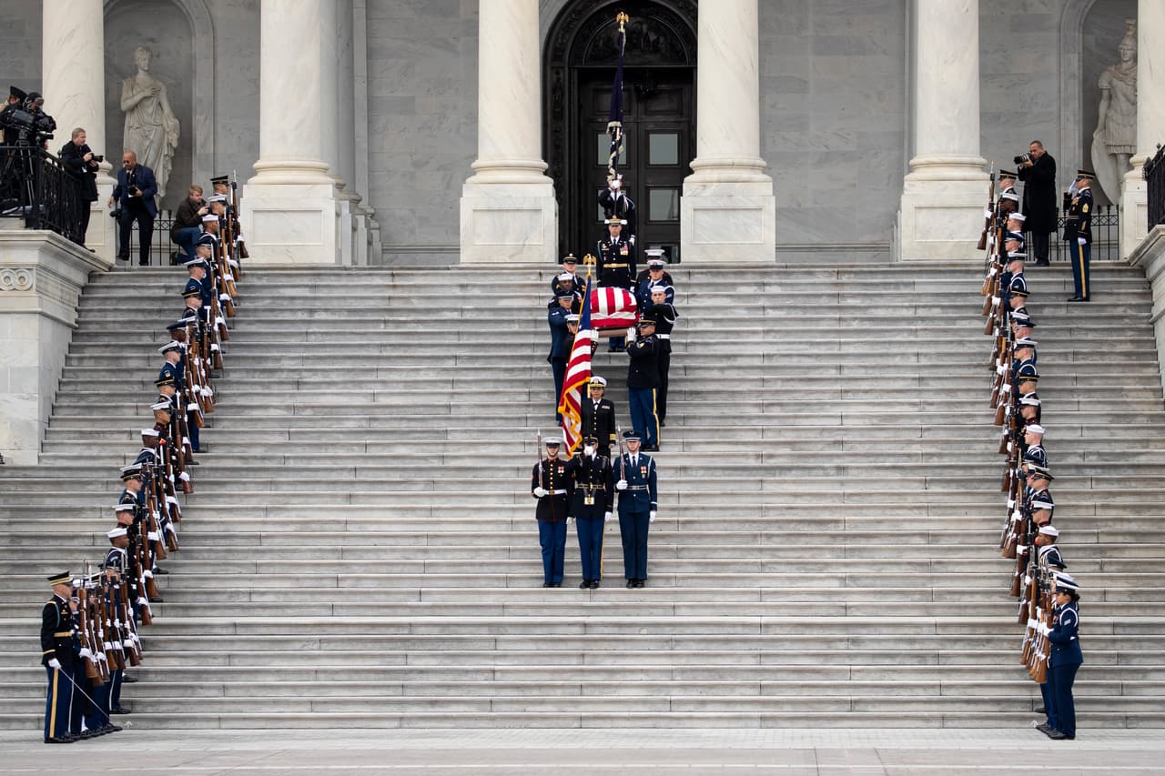 La guardia de honor de Estados Unidos sacó este miércoles por la mañana el féretro del expresidente George H.W. Bush, luego de que fuera honrado durante tres días en la Rotonda del Capitolio, en Washington.