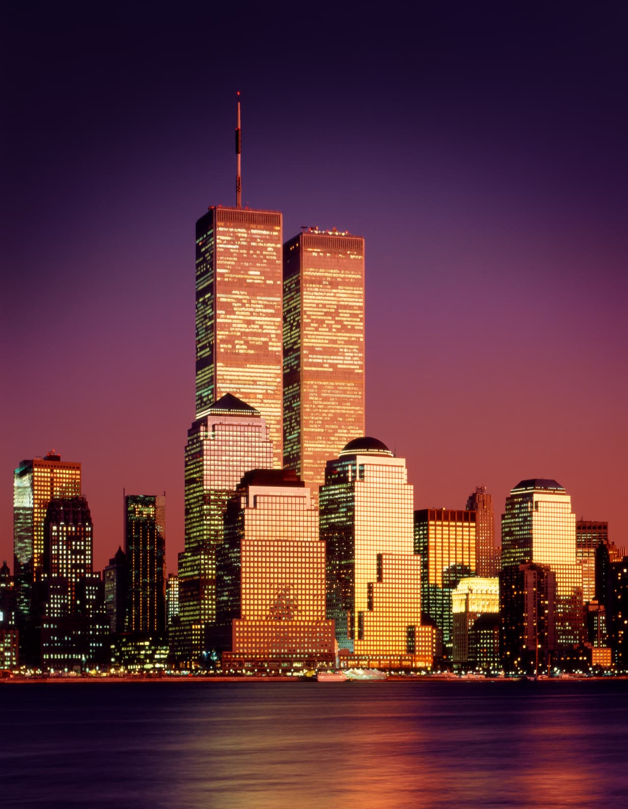 Las autoridades portuarias de Nueva York y Nueva Jersey anunciaron el plan para construir el World Trade Center en 1962, solo unos meses después de que el presidente John Kennedy anunciara el objetivo de Estados Unidos de enviar astronautas a la Luna. 
<br>
<br>El proyecto del World Trade Center 
<a href="https://www.history.com/news/world-trade-center-twin-towers-construction-facts"><u>formaba parte de esa oleada de optimismo y ambición estadounidenses</u></a>.