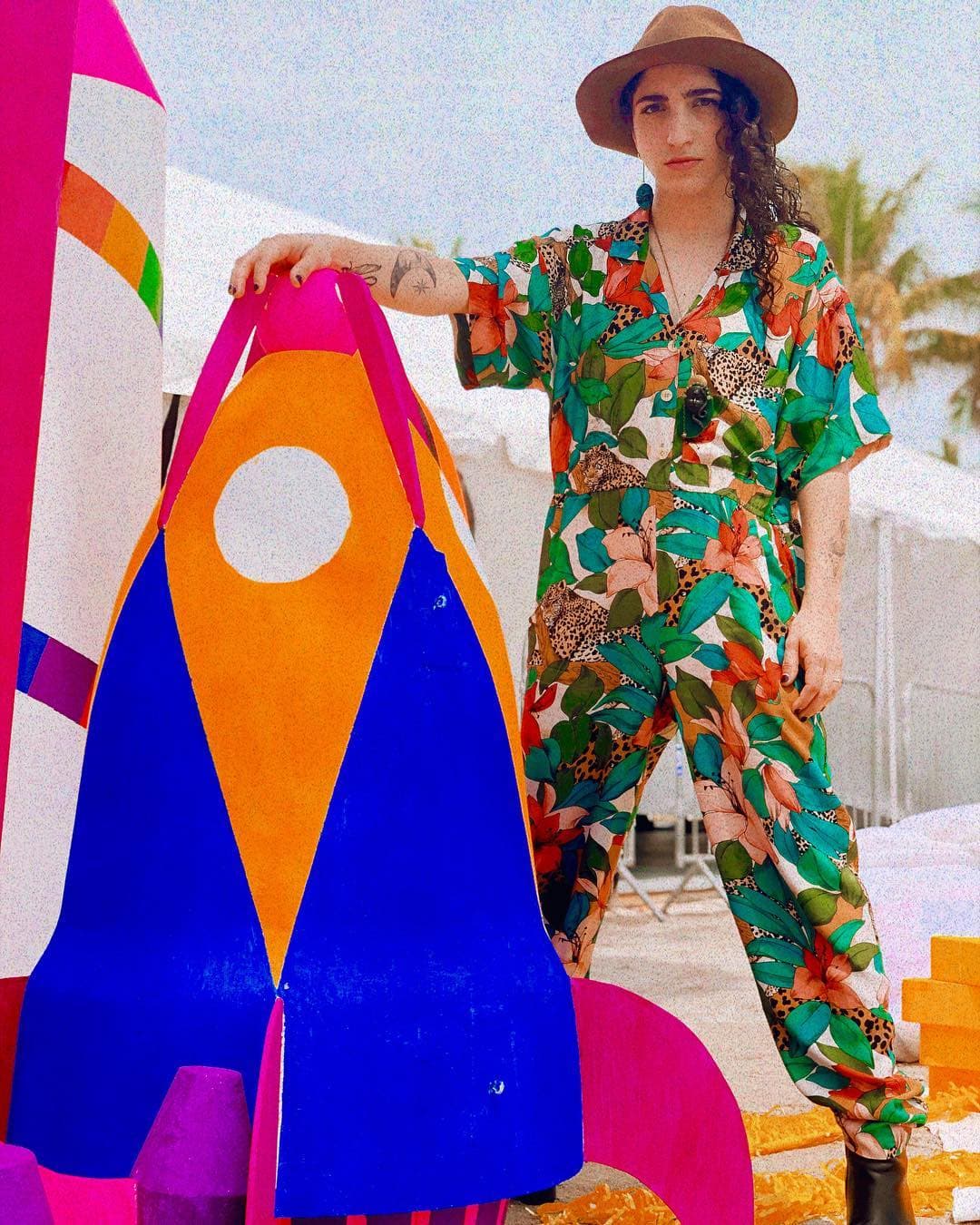 Emily forja su camino en el mundo de la música con su propio estilo y personalidad.