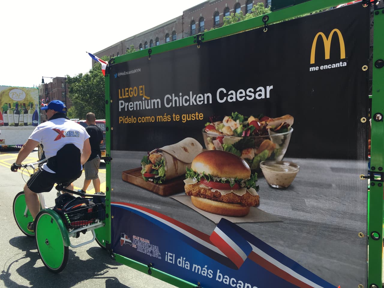 La música, la alegría y el orgullo dominicano fueron los protagonistas del vigésimo séptimo Desfile Dominicano en el Bronx.