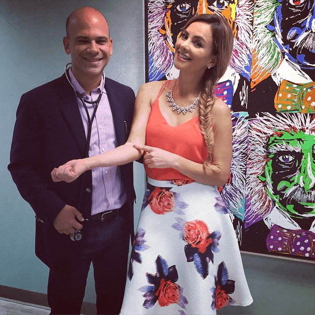 'Me siento malita �� que Bueno que existe @drjuanjr ! hasta Sangre me sacaron �� Los Quiero y Feliz día' aseguró Ximena