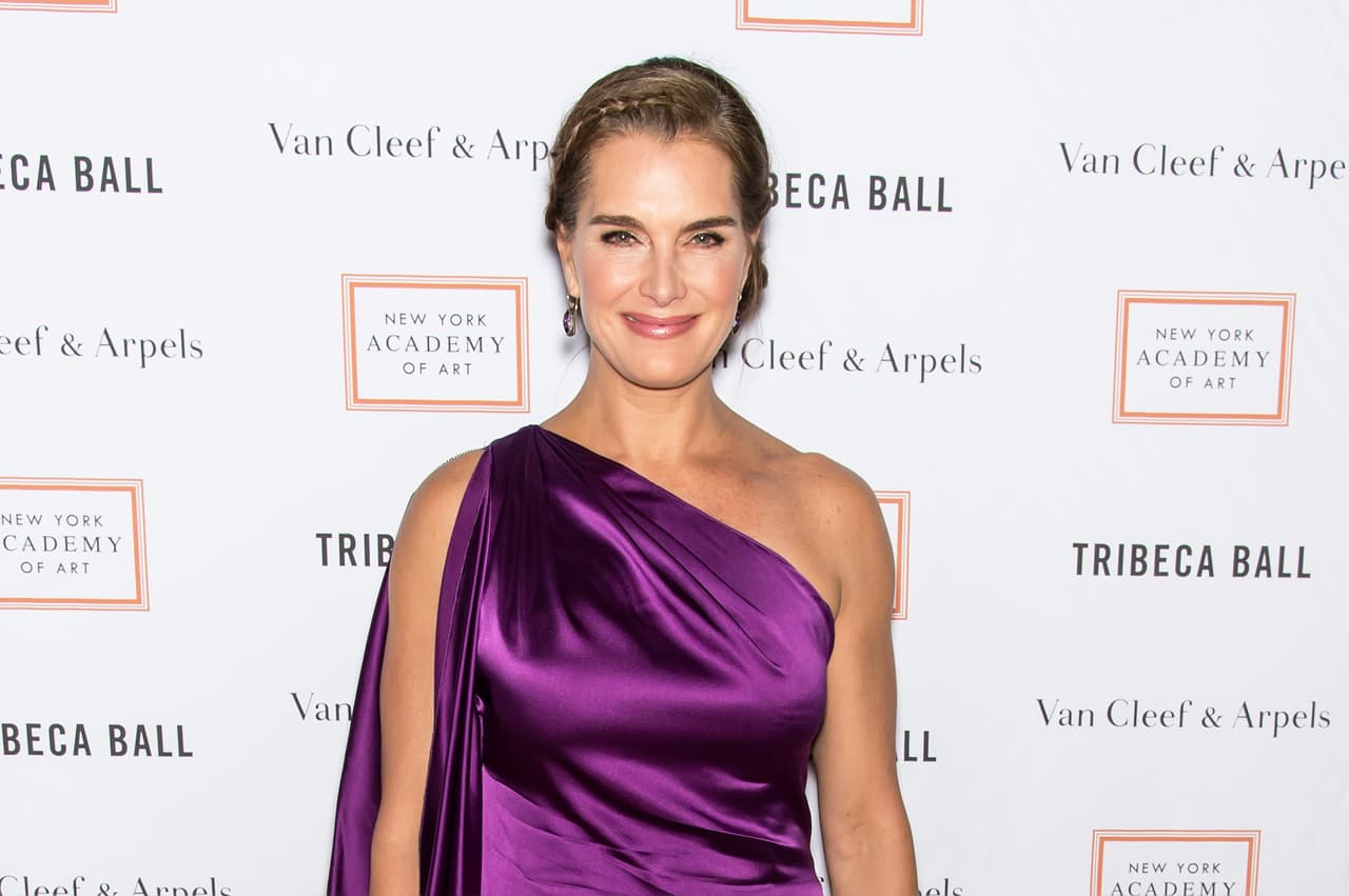 Brooke Shields ha sido muy abierta sobre su lucha con la depresión posparto que sufrió después del nacimiento de su primer hijo. Incluso escribió un libro sobre su experiencia y en el 2009 recibió un premio de la fundación, Hope for Depression Research Foundation, por su valentía de hablar sobre el tema y sus experiencias.