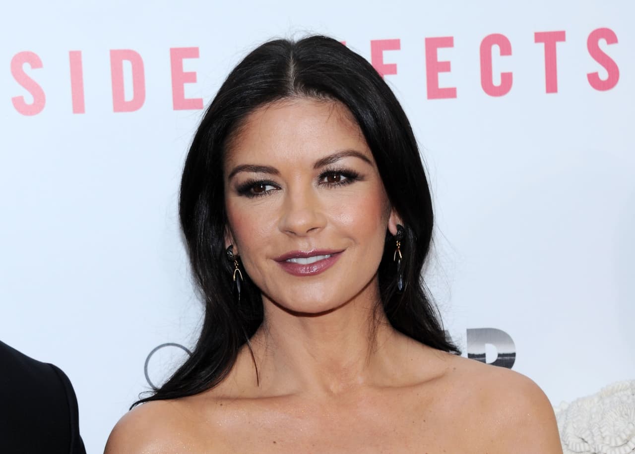 La actriz y cantante galesa, Catherine Zeta Jones admitió que sufrió de depresión cuando se entero que su esposo, el actor Michael Douglas fue diagnosticado con cáncer. La actriz reveló que en ese entonces ya la habían diagnosticado con trastorno bipolar y que fue una época tan difícil para ella emocionalmente que tuvo que buscar ayuda en el hospital en el 2011 y después en el 2013.