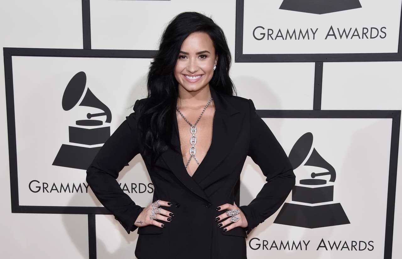 Demi Lovato es una de las mayores voceras en la lucha contra las enfermedades mentales. La cantante fue diagnosticada con trastorno bipolar y depresión y admitió que durante años usaba drogas y el alcohol par lidiar con su condición. Ahora con la ayuda de medicamentos antidepresivos y tratamiento, la cantante se ha convertido en una vocera en la lucha contra las enfermedades mentales y creó la fundación, "Be Vocal: Speak Up for Mental Health"