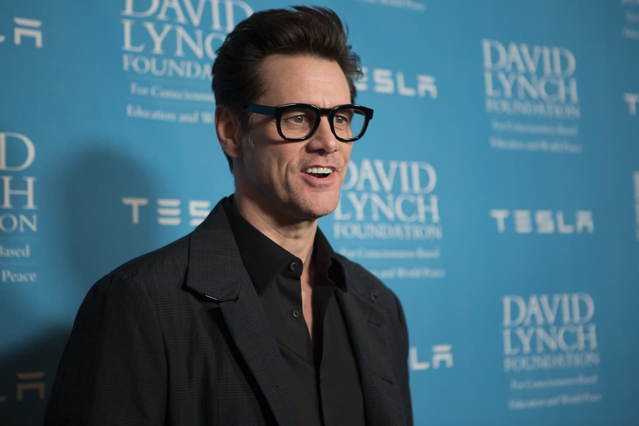 El actor y comediante, Jim Carrey, que es reconocido en el mundo entero por su habilidad de hacer reír a la audiencia y por sus películas graciosas reveló en el 2009 que ha sufrido de depresión por muchos años. El actor también reveló que durante muchos años tomaba el medicamento anti-depresivo Prozac. El actor admitió que aunque sigue luchando contra la enfermedad, ha mejorado, y ya no toma ningún medicamento.