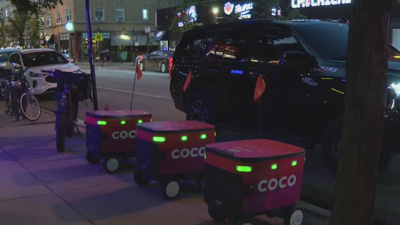 Robots de reparto atascan aceras en Chicago y generan quejas peatonales