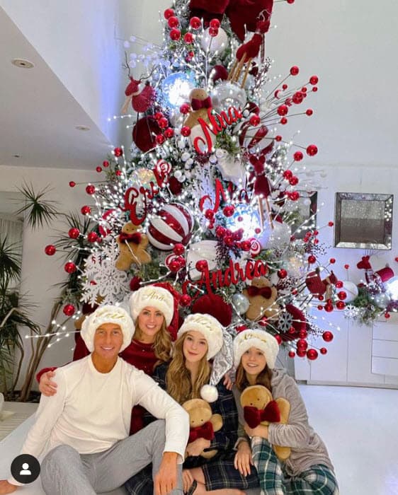 "Todos los años 
<b><a href="https://www.univision.com/famosos/andrea-legarreta-de-vacaciones-con-sus-hijas-y-sin-eric-rubin-valora-aprender-a-tocar-un-nuevo-instrumento-video" target="_blank">nos juntamos todos</a></b>, no es como estos matrimonios que la Navidad la pasan con unos y el Año Nuevo con otros, ¡No, nosotros no!", dijo la conductora.
<br>