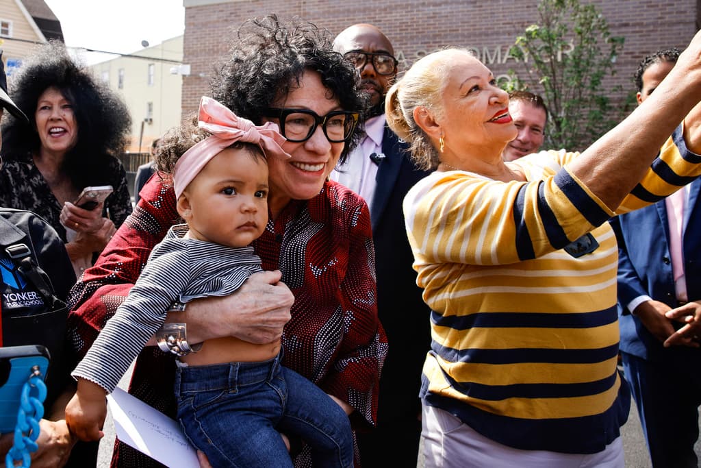 La escuela que lleva el nombre de la jueza Sonia Sotomayor comenzó a operar el 5 de septiembre, con una matrícula de 675 estudiantes, entre kínder hasta el séptimo grado. Este 16 de septiembre, la comunidad tuvo la oportunidad de saludarla y tomarse fotos.