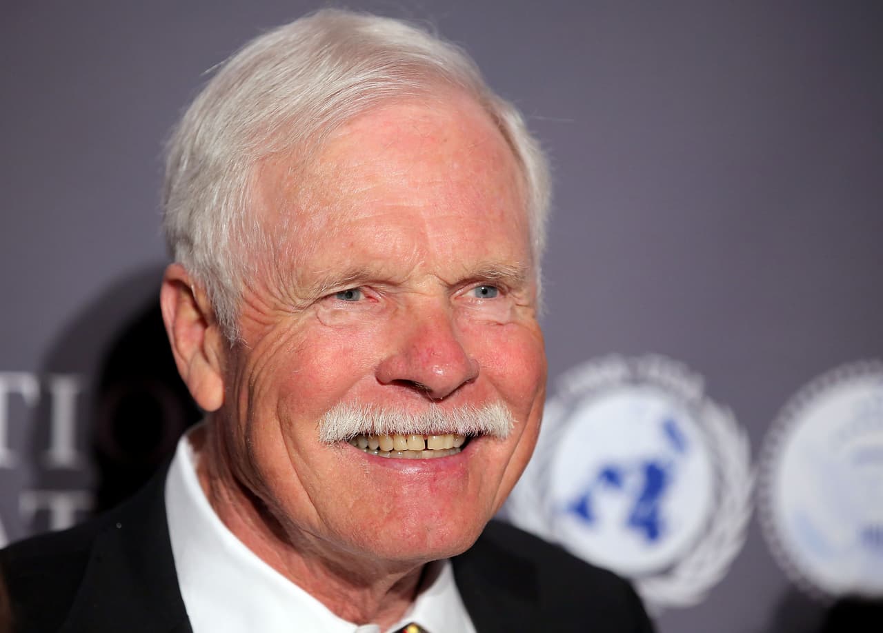 <b>Puesto 8. Ted Turner. </b>Este empresario de medios es conocido por fundar varios canales de televisión, entre ellos CNN, Cartoon Network y Turner Network Television (TNT). Asistió a la Universidad Brown de Rhode Island pero fue expulsado cuando se descubrió que había llevado a una estudiante a su dormitorio. Esto no le impidió trabajar duro en el negocio de publicidad de su padre y hacerlo altamente rentable. Luego comenzaron sus inversiones en la televisión. Tiene un patrimonio neto estimado de 2 mil millones de dólares.