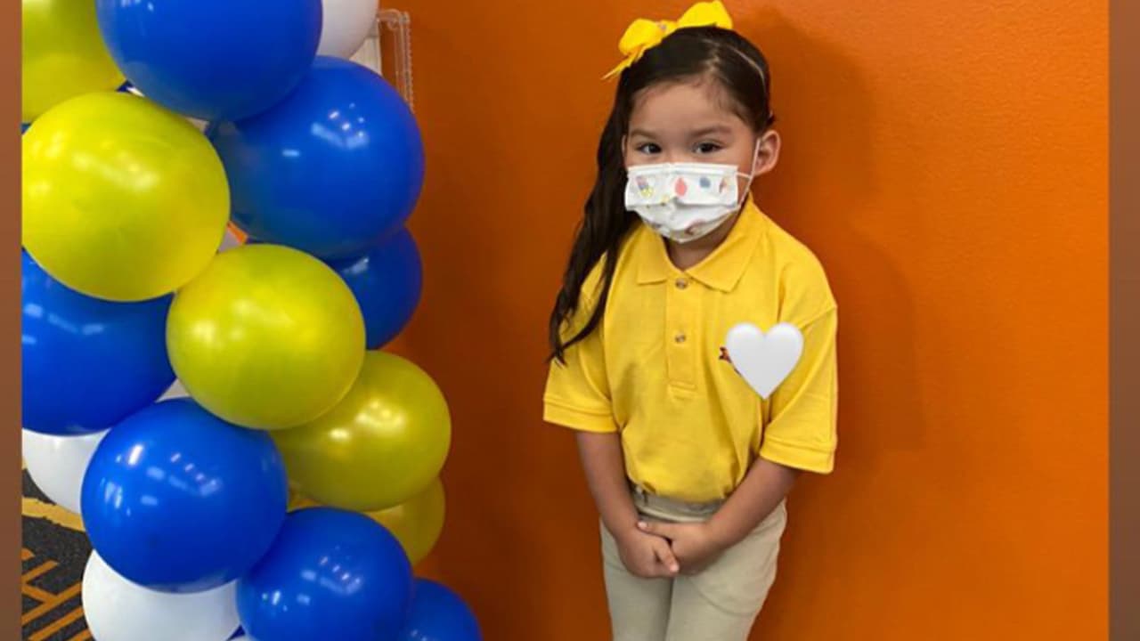 <b>"Primer día de clases" escribió Monica Delgado. </b>
<a href="https://www.univision.com/local/houston-kxln/texas-medical-center-houston-mascarillas-escuelas-covid-19">Médicos y autoridades han recomendado</a> a los estudiantes que usen mascarillas cuando estén dentro de la escuela.