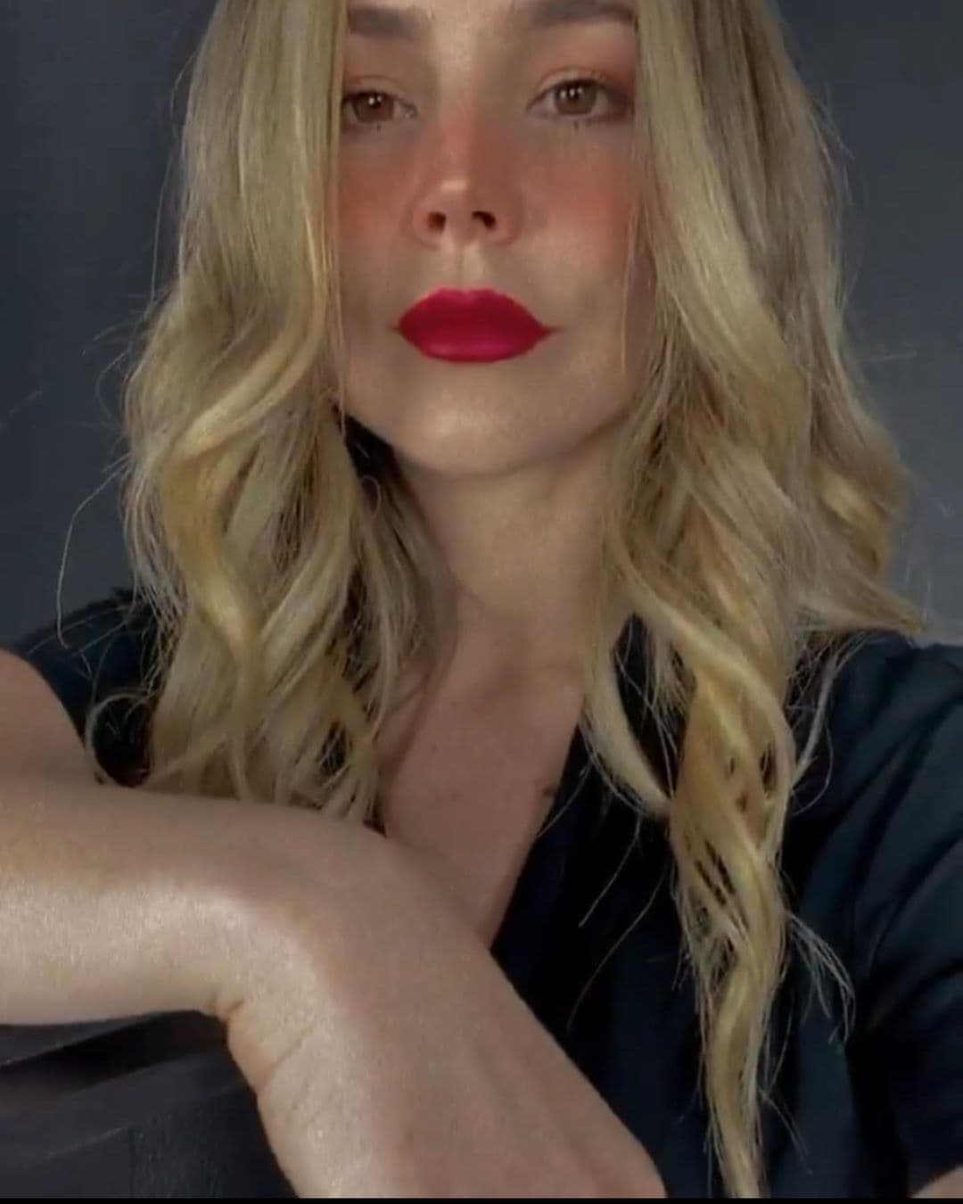 El pasado 5 de mayo la protagonista de la nueva versión de 
<b><a href="https://www.univision.com/famosos/a-solo-una-semana-de-terminar-rubi-camila-sodi-se-hizo-unos-arreglitos-en-la-cara-y-ya-enseno-como-quedo-fotos">Rubí</a></b> compartió una fotografía donde posa con un cigarro.
<br>