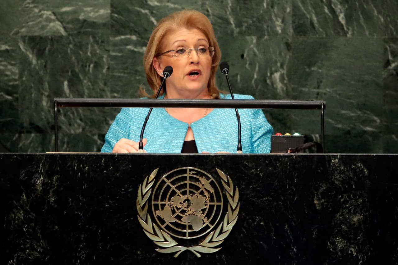 <b>Marie-Louise Coleiro Preca. </b>Con más de 40 años dedicada a la lucha política, fue electa por unanimidad del Parlamento de Malta como presidenta de esa nación, siendo la segunda mujer en alcanzar ese cargo y la más joven en conseguirlo (tenía 55 años cuando asumió el poder, en abril de 2014). Tras finalizar su carrera de Estudios Internacionales se incorporó al Partido Laborista, formó parte de la mesa nacional de juventudes socialistas y fue presidenta de la sección de mujeres de su partido. En octubre de 1998 fue elegida como diputada del Parlamento Nacional, cargo que repitió en 2003, 2008 y en 2013. Al frente del Ministerio de Familia y Solidaridad Social, impulsó importantes reformas sociales para beneficiar a los pensionados y a los niños.