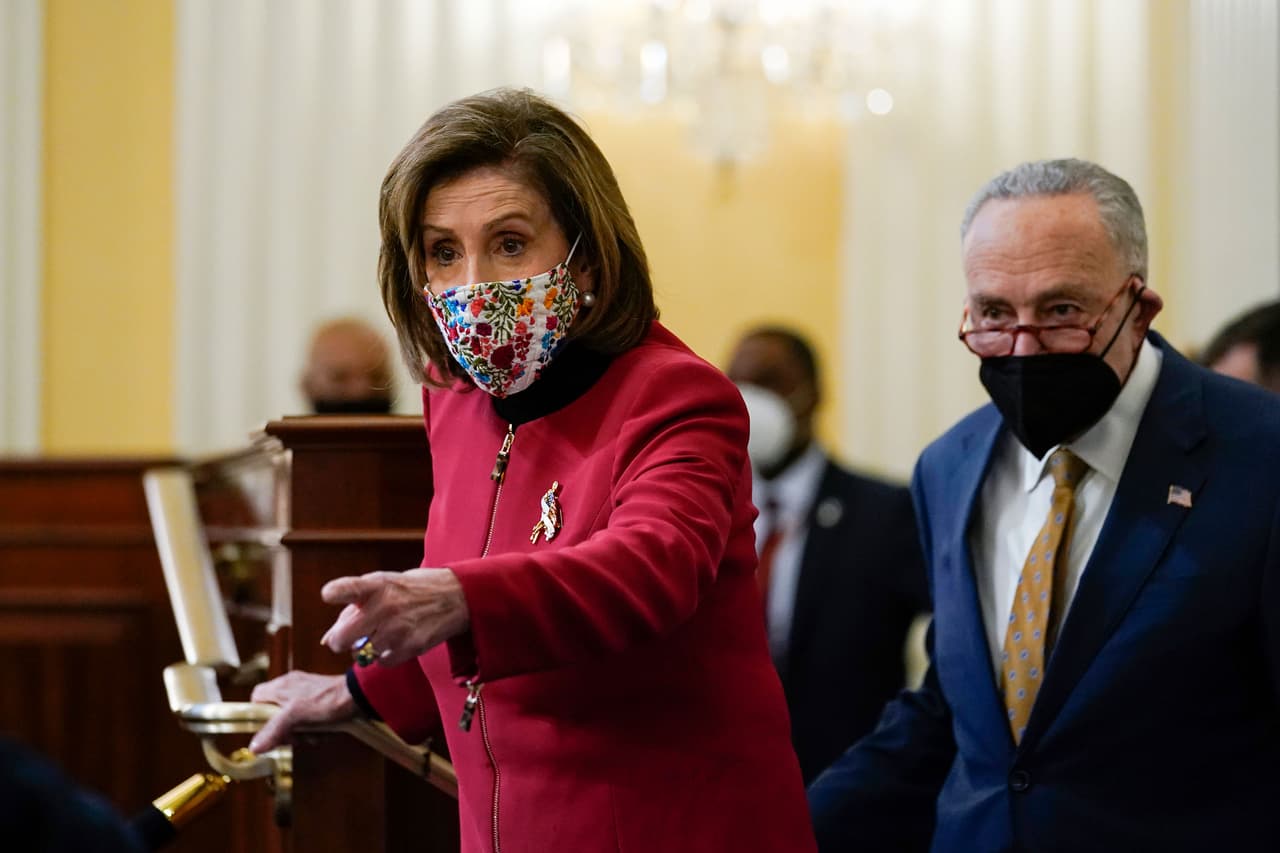Nancy Pelosi, presidenta de la Cámara de Representantes, y Chuck Schummer, líder de la bancada demócrata en el Senado, han estado presentes en los actos conmemorativos del aniversario. A primera hora, recibieron al presidente Joe Biden y a la vicepresidenta Kamala Harris.
<br>