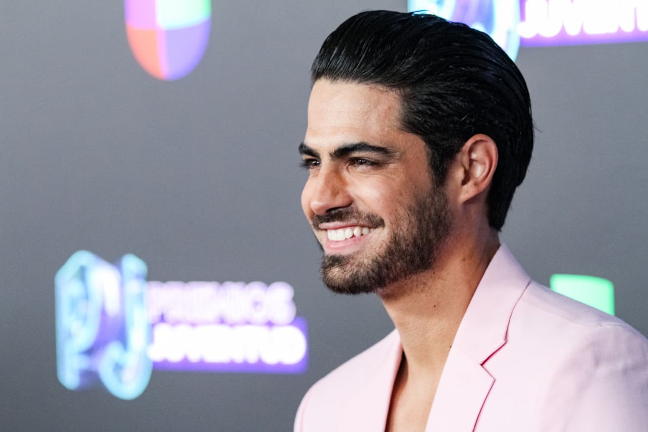 Roberto Hernández, quien fungió como host del Countdown, llegó vistiendo un elegante traje en color rosa pálido.