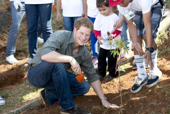 Ahi incluso se ensució las manos para ayudar a plantar un árbol en la villa Cota 200.