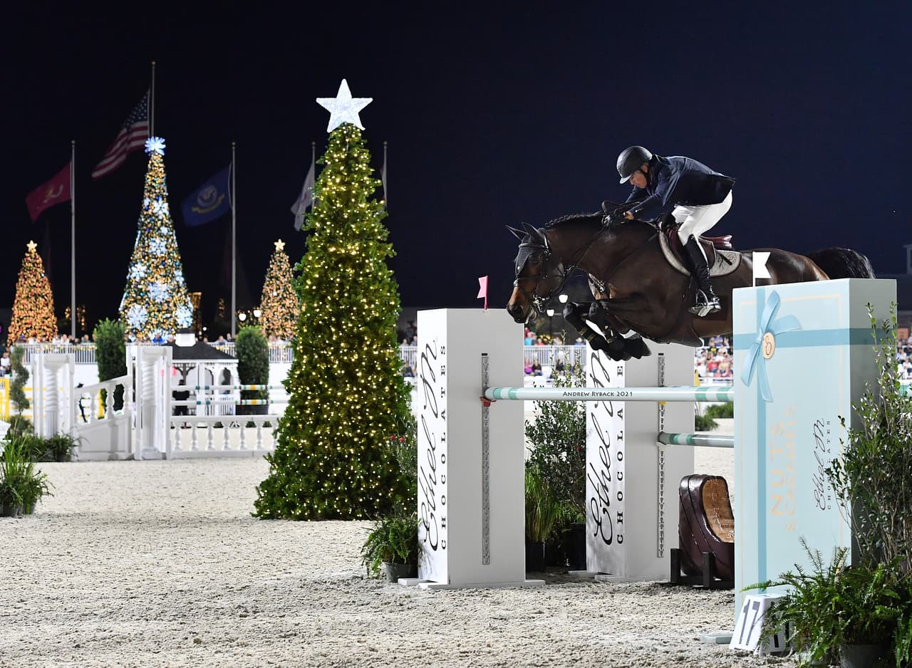 <b>Winter Wonderland at World Equestrian Center</b>
<br>
<b>Fechas:</b> 24 de noviembre al 23 de diciembre
<br>
<b>Lugar:</b> World Equestrian Center Ocala
<br>
<b>Sitio web</b>: 
<a href="https://www.wecwinterwonderland.com/">https://www.wecwinterwonderland.com/</a> 
<br>
<br>El evento ilumina el World Equestrian Center con más de un millón de luces festivas parpadeantes. El evento también contará con con atracciones que incluyen un árbol de Navidad por el que se puede caminar, un carruaje iluminado y una gran cantidad de decoración navideña. Los niños podrán conocer a Papá Noel en este evento familiar y disfrutar del entretenimiento festivo los fines de semana, que incluye cantantes, pintores de caras, artistas de globos y alegres caricaturistas, entre otros.