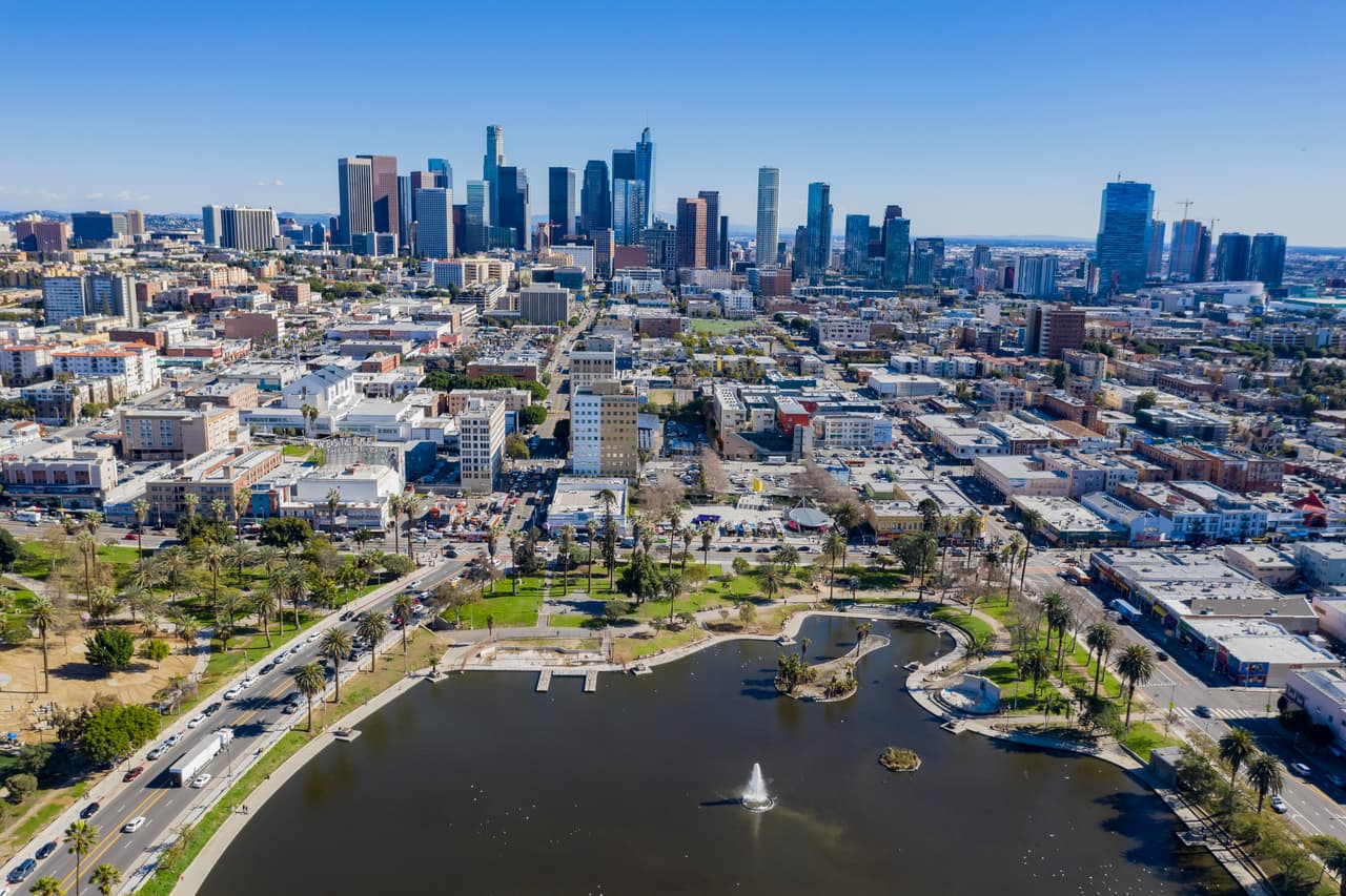<b>2. Los Angeles, California:</b> El precio medio de una vivienda en la Ciudad de Los Ángeles es de $836,831, pero el ingreso anual promedio en la ciudad es de solo $63,056.