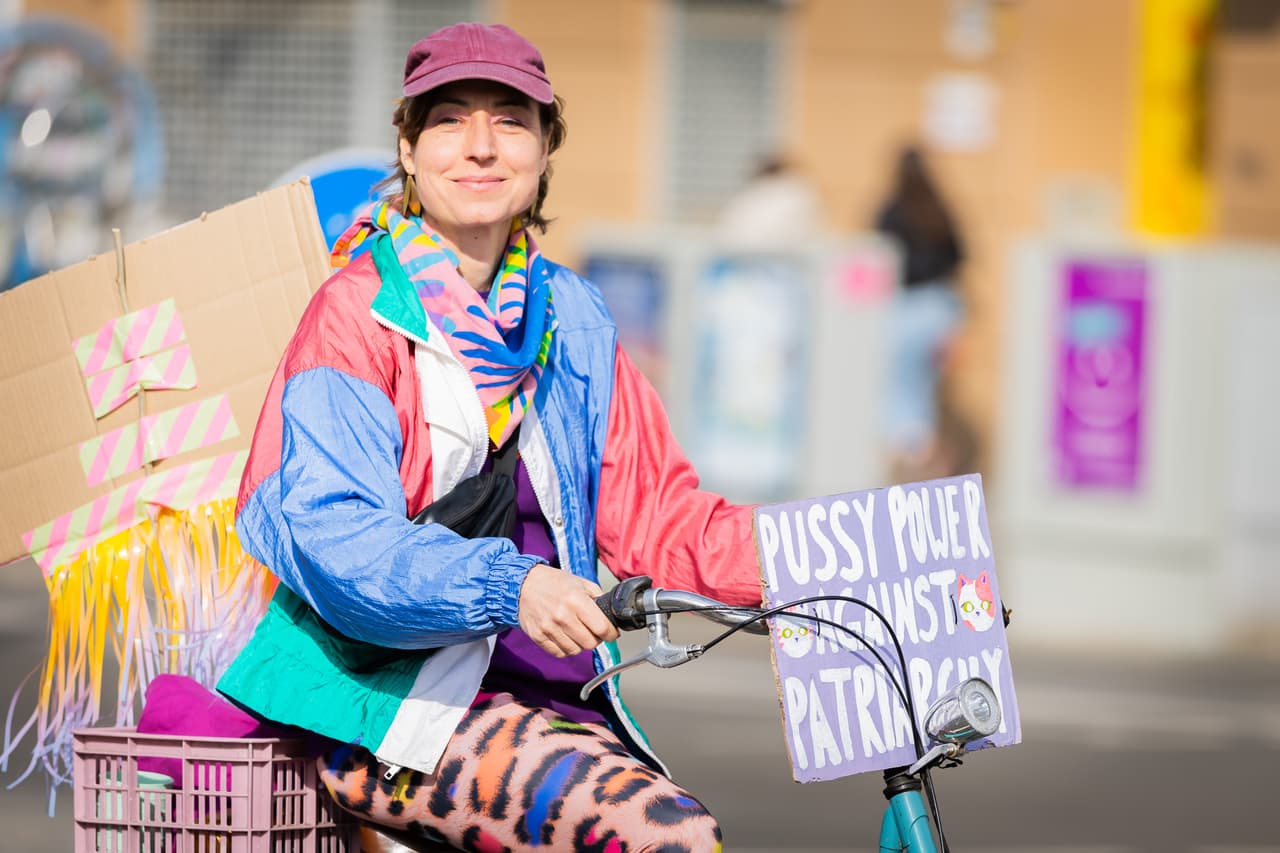 Domingo 8 de marzo de 2026, Berlín: "Pussy Power against Patriarchy" se lee en una pancarta en la manifestación ciclista feminista "Purple Ride" con motivo del Día Internacional de la Mujer. En Berlín se celebran numerosas manifestaciones con motivo del Día Internacional de la Mujer. Foto: Christoph Soeder/picture-alliance/dpa/AP Images