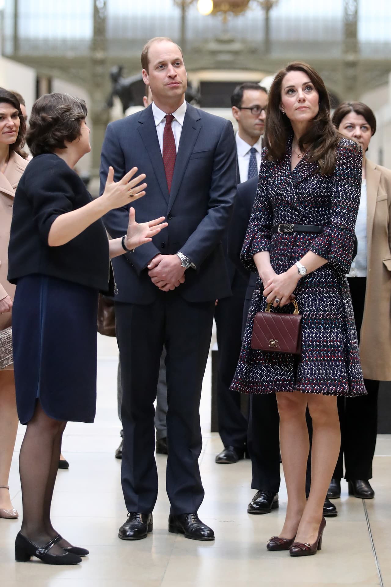 Para estos eventos, Kate Middleton portó un elegante vestido de la casa Chanel y zapatos color vino.