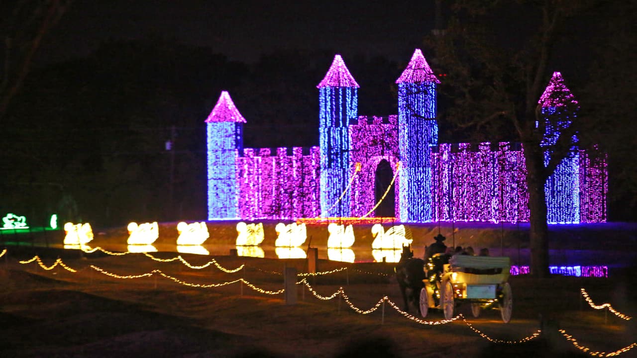 Un castillo sacado de un cuento de fantasías, con todo y su lago de cisnes.