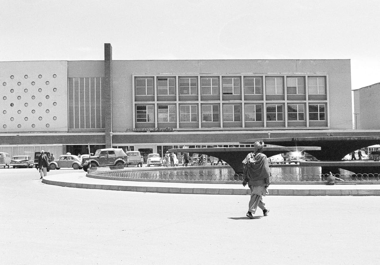El nuevo moderno edificio del Ministerio de Finanzas en Kabul en 1966, con una cafetería de estilo occidental y un restaurante.