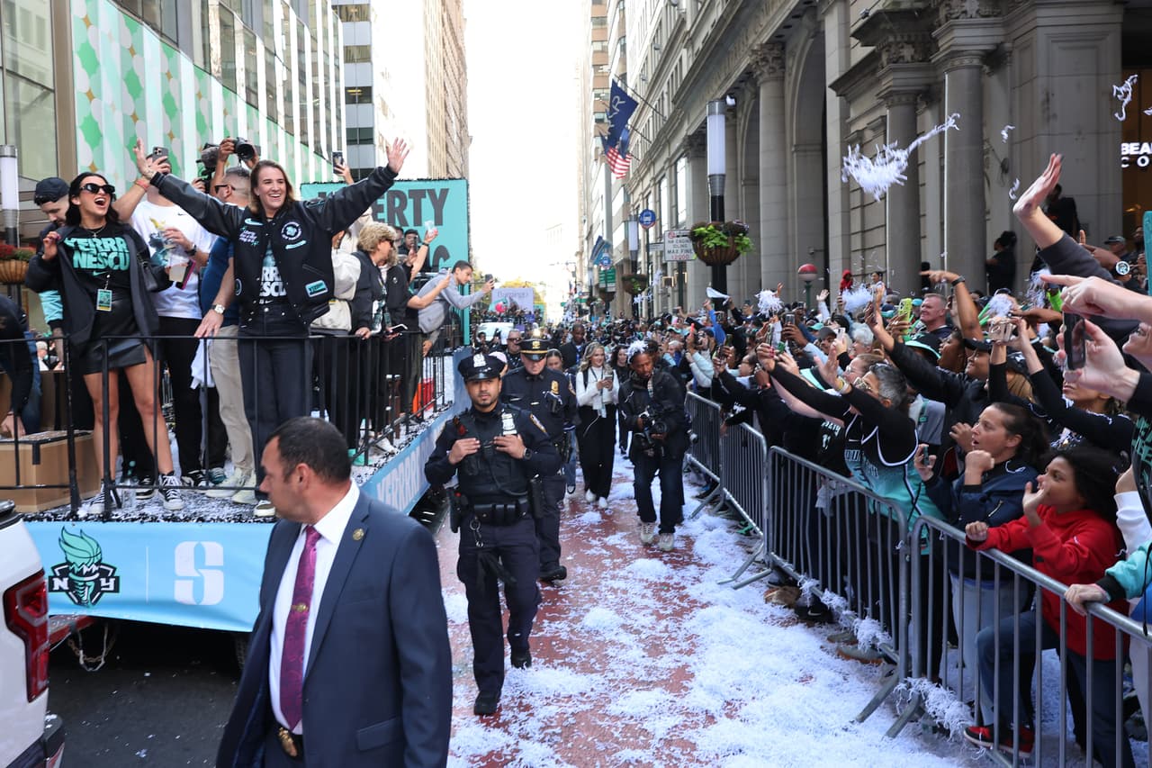 El recorrido comenzó en Battery Park y atravesó varias avenidas importantes, llenando el aire de entusiasmo y alegría.