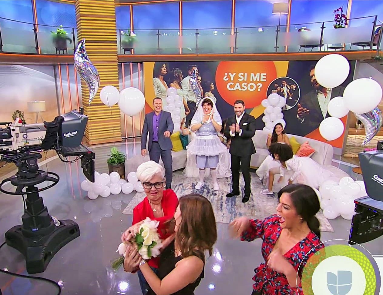 Todos aplaudieron cuando la conductora mexicana atrapó el elemento simbólico de la especial boda. Ahora solo nos falta saber quién será el novio. ¿Tal vez alguien que ya conocíamos de antes?
<br>