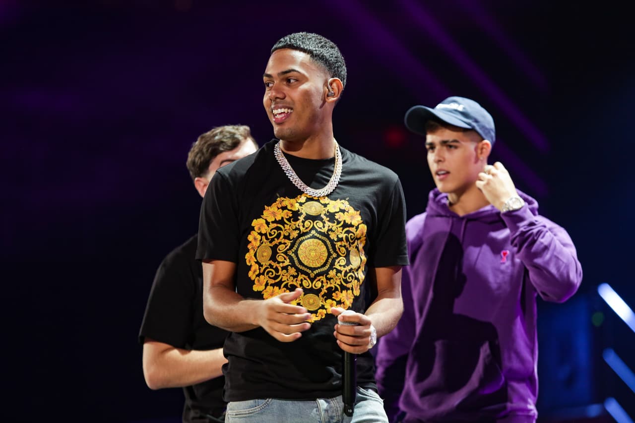 El joven puertorriqueño de 18 años ensayó junto a Mike Towers.