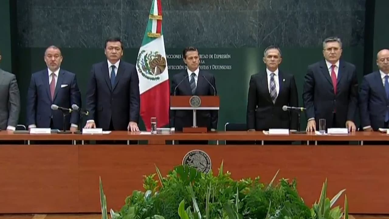 Gritos de reporteros mexicanos pidiendo justicia en un acto del presidente Peña Nieto
