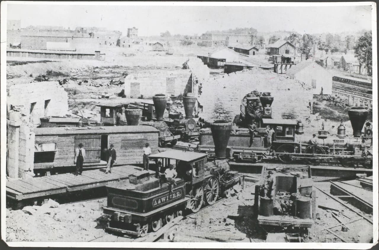 <h3 class="cms-H3-H3">Atlanta, Georgia</h3>
<br>
<br>En noviembre de 1864, meses antes del final de la guerra civil de Estados Unidos (1865), el general William T. Sherman avanzó sobre el corazón del sur de Estados Unidos para aniquilar a las fuerzas confederadas. A su paso rumbo a Savannah, las tropas incendiaron el centro industrial de Atlanta, bloqueando la comunicación ferroviaria, punto crucial para los rebeldes. Unos 3,000 edificios fueron destruidos, un 40% de la ciudad. 
<br>