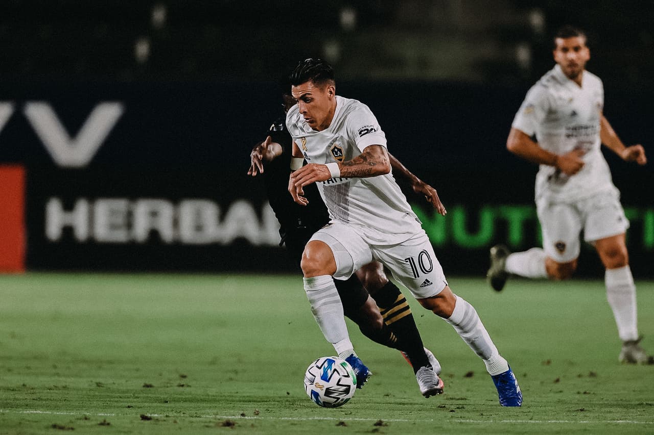 Con goles de Sebastián Lletget y Cristian Pavón, el LA Galaxy golea al LAFC en el clásico de Los Angeles.