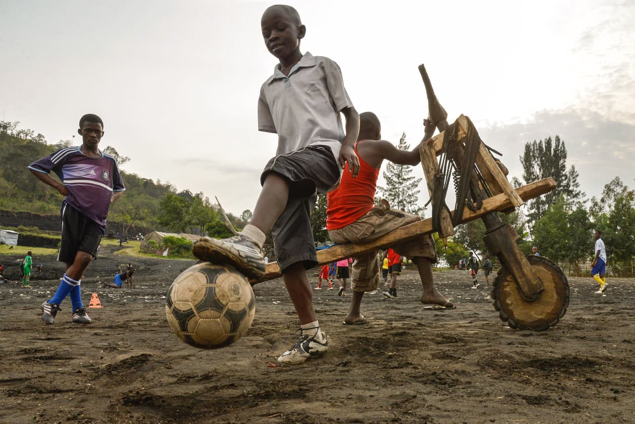 También, en 1998 Blatter lanzó la iniciativa GOAL, la cual tiene como objetivo llevar el fútbol a países sin recursos y fortalecer a los que ya tienen el deporte pero con poca infraestructura.