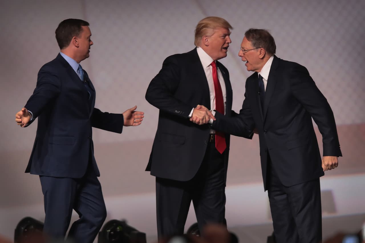 El presidente Trump saluda a Wayne LaPierre, vicepresidente de la NRA, y al jefe de cabildeo de la organización Chris Cox (izquierda, durante un foro en Georgia, en abril de este año.