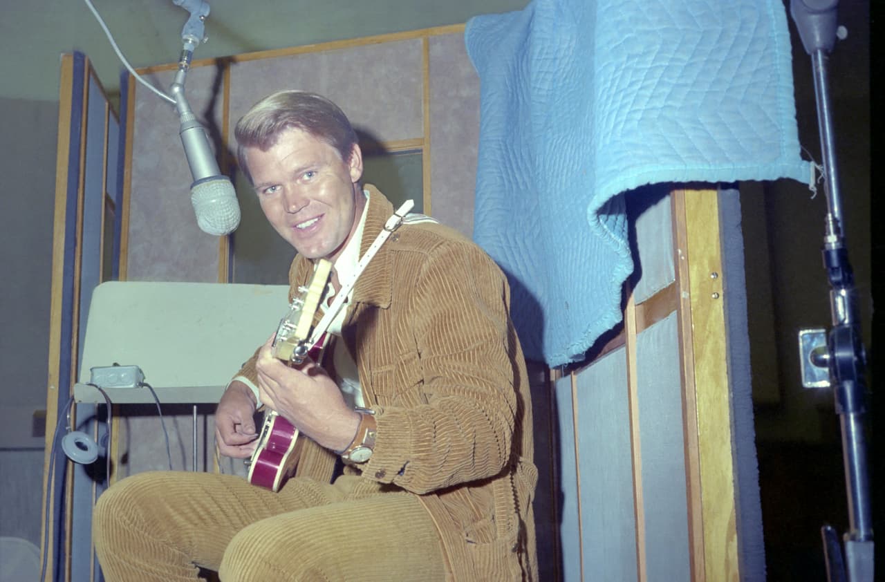 Celebrities Mourn the Death of Glen Campbell 