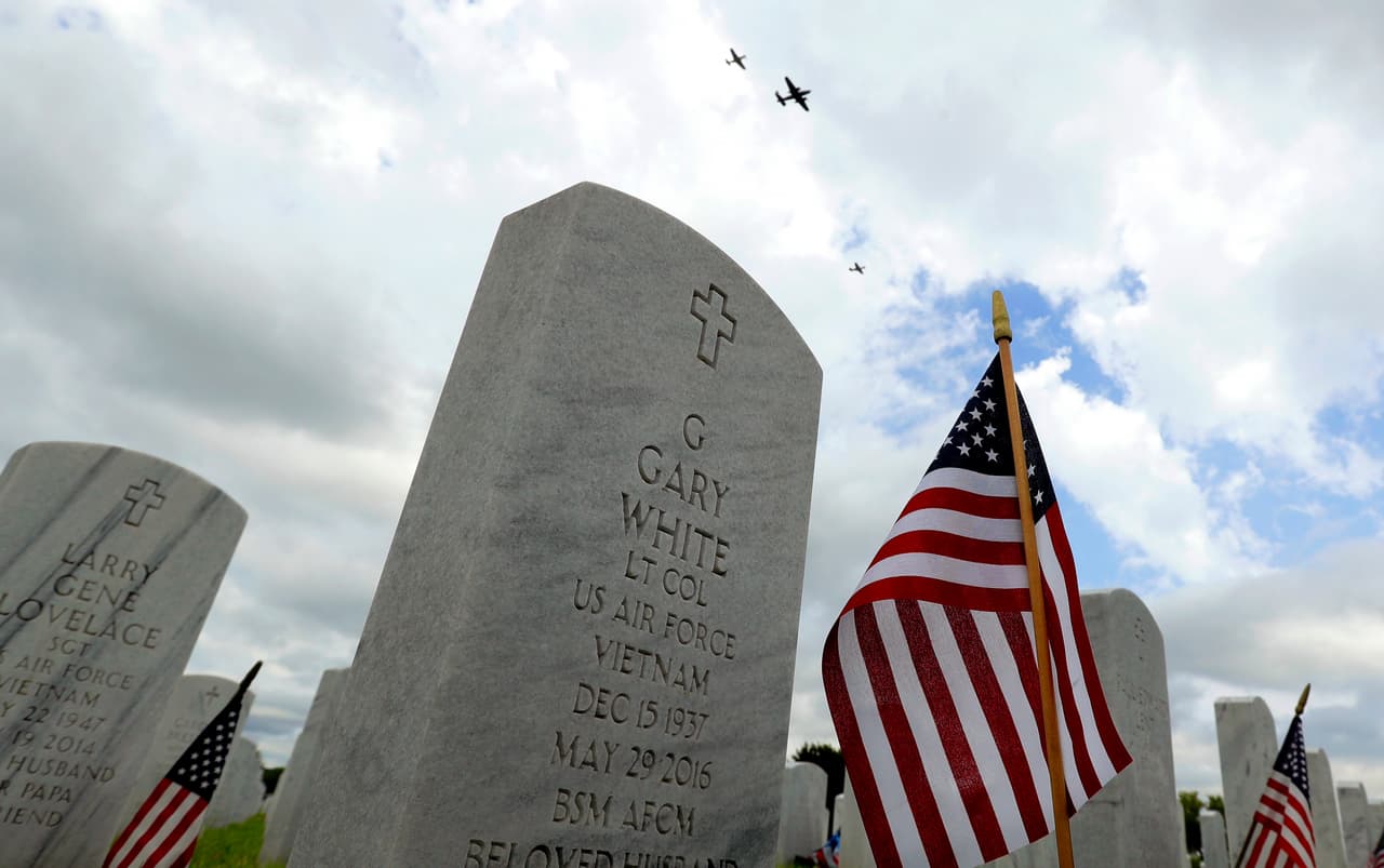 Aviones de la Segunda Guerra Mundial realizan vuelo sobre el Cementerio Nacional Fort Sam Houston en San Antonio. Los eventos del Día de los Caídos en el cementerio fueron cancelados este año debido a la pandemia de covid-19.