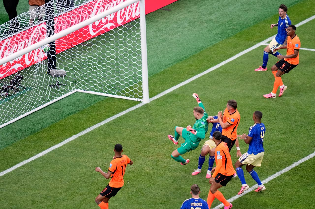La escuadra sueca logra llevar el balón dentro de la meta holandesa, pero no se considera gol, por estar fuera de posición.