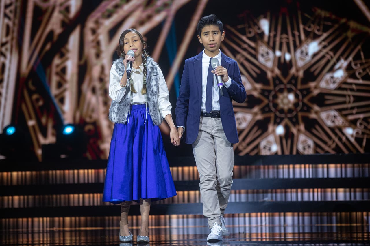 Rodrigo Villegas y Mía Rivera le imprimieron romance a la noche con el tema 'Víveme' de Alejandro Sanz y Laura Pausini. La mesa de jueces coincidió en que su presentación fue como "un apapacho al corazón" y con una buena calificación los mandaron a camerinos sin pasar por la zona de riesgo.