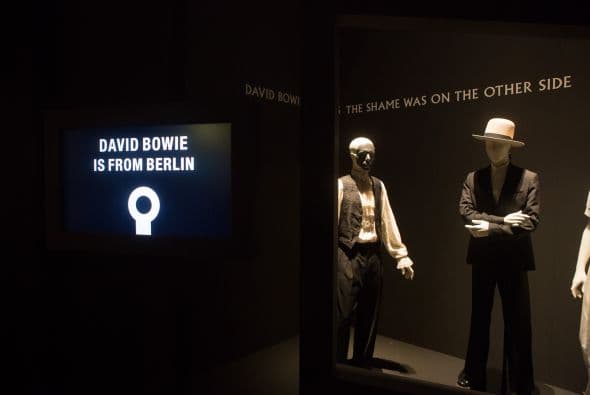 La exhibición se presenta en el Museo de Arte Contemporáneo de Chicago desde el 23 de septiembre y documenta la extensa carrera musical de uno de los iconos del glam rock británico.