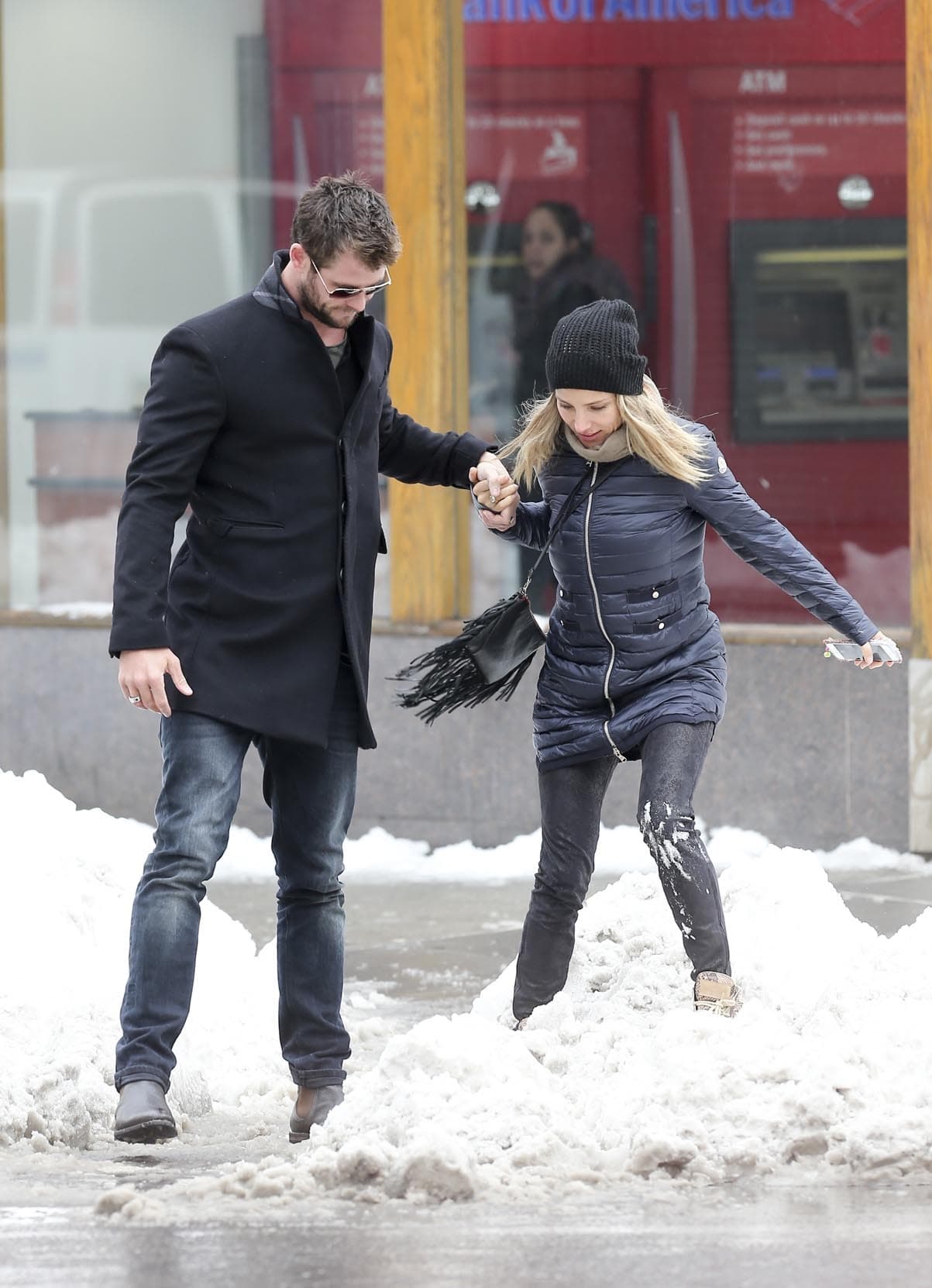 Pero su esposo la ayudó a sacar sus pies de ahí.