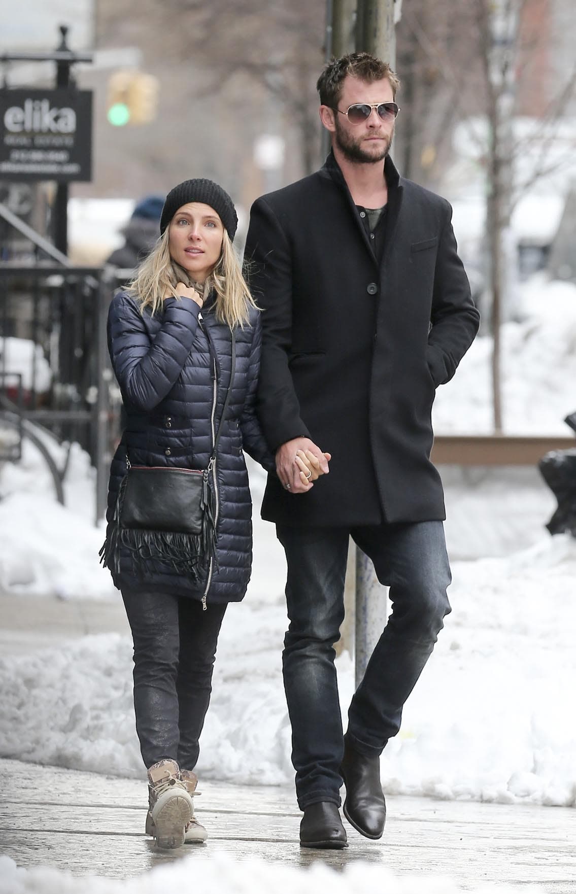 Lo importante es que Chris y Elsa siguen manteniendo el romance.